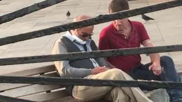 Kadıköy’de bir şahıs bankta uyuyan kişinin cüzdanını çalmak isterken kameralara yakalandı-3