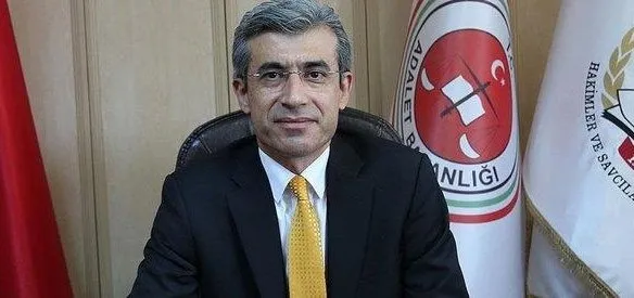 Denizli Cumhuriyet Başsavcısı Mustafa Alper ve şoförü trafik kazasında hayatını kaybetti. Alper, FETÖ ile mücadelede gösterdiği üstün gayret ve gerçekleştirdiği çeşitli projelerle adından söz ettirmişti