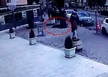 Ölüm yürürken yakaladı! O anlar kamerada