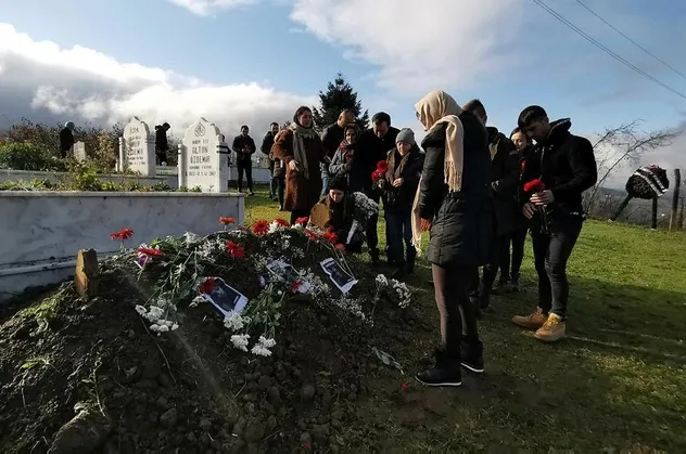 Bu acıya yürek dayanmaz! Ceren Özdemir'in ailesi doğum gününde mezarı başında...