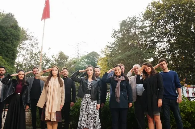 Barış Pınarı Harekatı’na katılan kahraman Mehmetçik'e Kimse Bilmez oyuncularından destek!