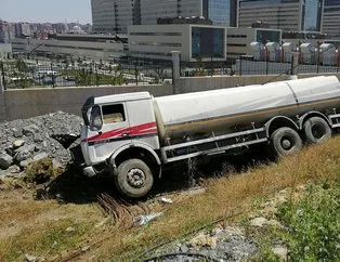 Başakşehir’de feci kaza! Su tankeri yol kenarına devrildi