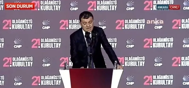chpde-olaganustu-kaos-kilicdaroglu-hem-gec-geldi-hem-protesto-etti-deniz-baykali-kimse-anmadi-simsek-ve-ozel-k-1743933348930.jpeg CHP'nin olağanüstü kurultayında Deniz Baykal anılmadı (Takvim.com.tr)