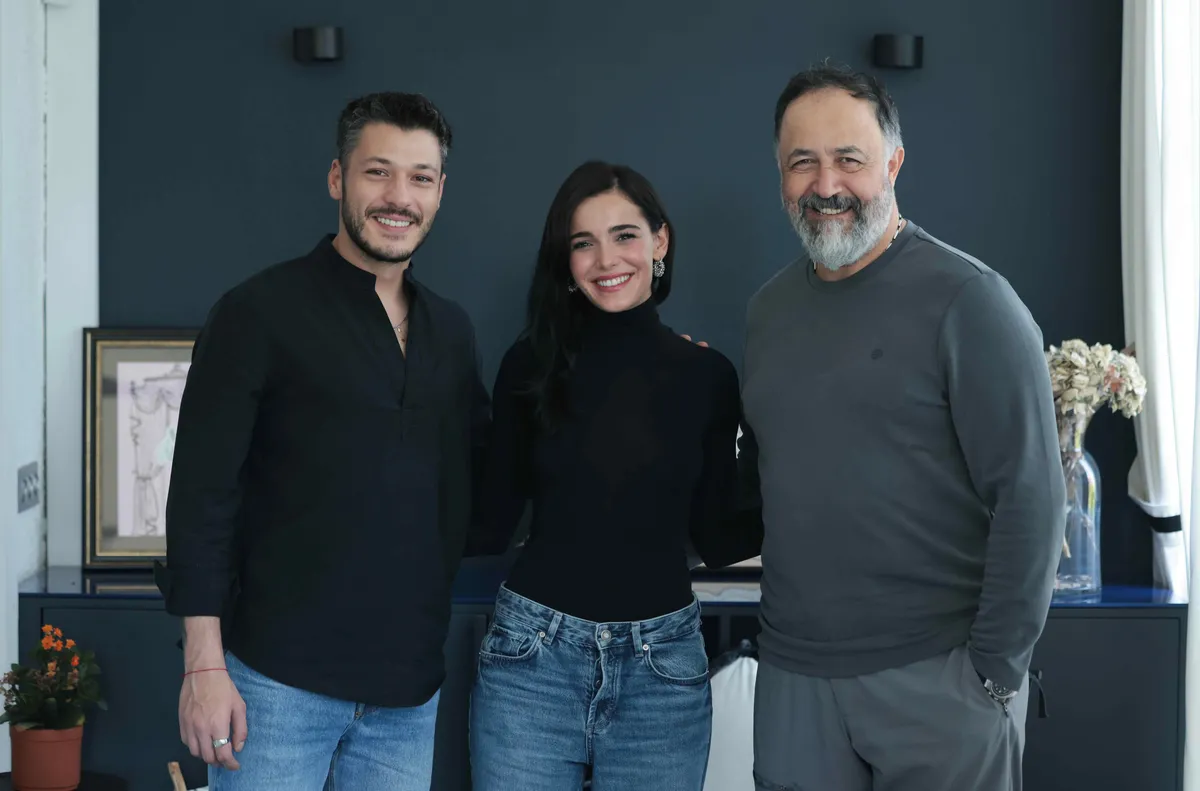 mercan-koskun-yildiz-kadrosu-okuma-provasinda-bulustu-1779782214655.jpg ATV'nin yeni dizisi Mercan Köşk’ün yıldız kadrosu okuma provasında buluştu! İki düşman aile ve imkansız aşk-4