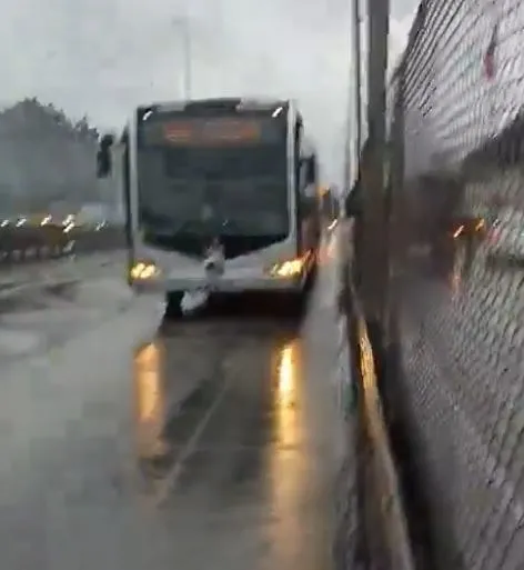 Son dakika: İstanbullunun imtihanı! Bahçelievler'de metrobüsün motoru alev aldı! Seferler durdu vatandaşlar işlerine geç kaldı!-6