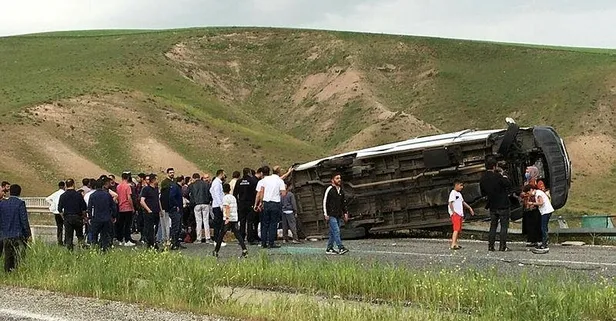 Diyarbakır'da akşam vakti devrilen minibüs nedeniyle can pazarı yaşandı! 11 yaralı
