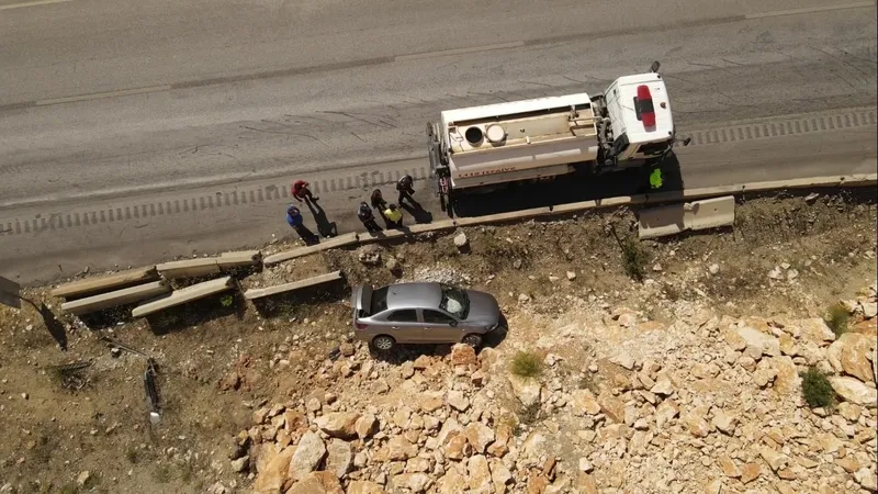 1720374100143.jpg Burdur Antalya yolunda korkutan trafik kazası! Araç bariyerleri aşıp kayalıklara daldı-3