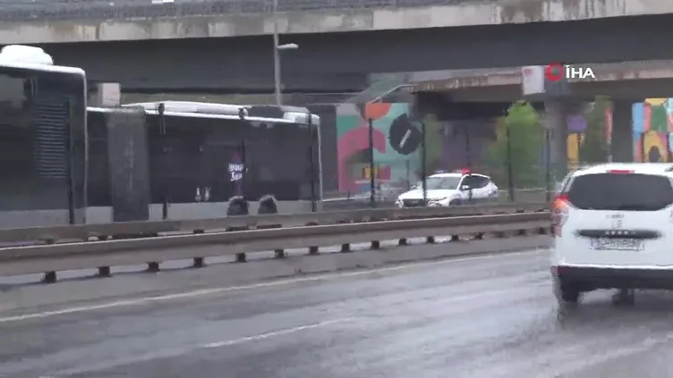 Fikirtepe'de iki metrobüs çarpıştı!