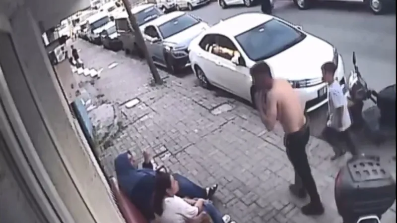 Önce telefonunu gaspetti sonra üstüne benzin döküp yaktı! Gaziosmanpaşa'da dehşet! (DHA)