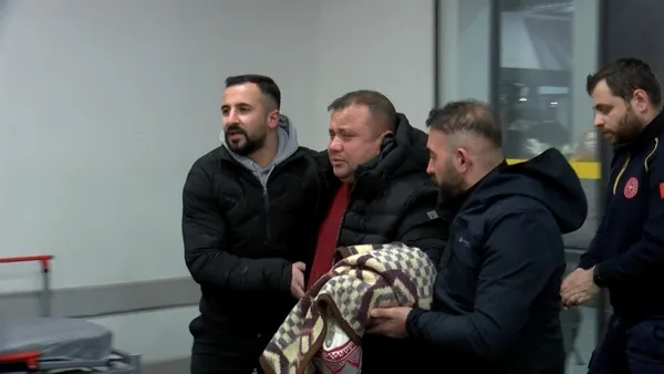 yarali-olarak-getirilen-minik-eymenin-baba-diye-aglamasi-yurek-parcaladi-1675827745135.jpg Yaralı olarak getirilen minik Eymen’in 'baba' diye ağlaması yürek parçaladı-4