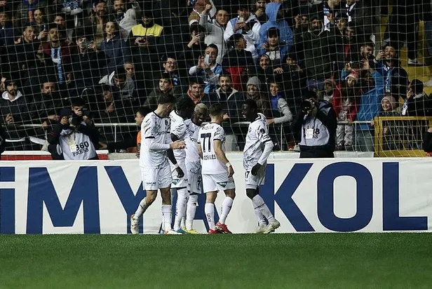 super-ligin-kapanis-macinda-fenerbahce-adana-demirsporla-1-1-berabere-kaldi-1675370608750.jpeg Süper Lig'in kapanış maçında Fenerbahçe- Adana Demirspor'la 1-1 berabere kaldı-3