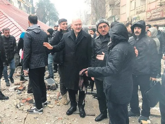 kabine-afet-bolgesinde-depremin-ardindan-seferberlik-baslatildi-1675725390558.jpeg Kabine afet bölgesinde! Depremin ardından seferberlik başlatıldı-4