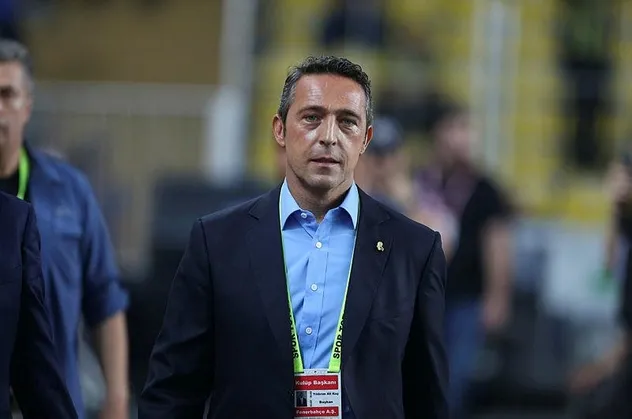 Taraftarlar Ali Koç'un arabasını durdurdu!