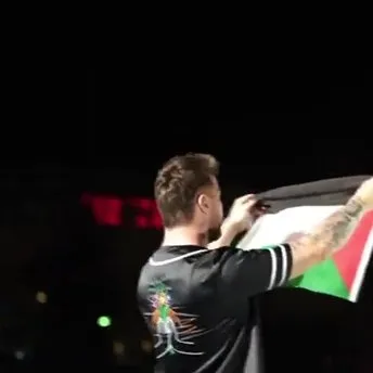 Ünlü şarkıcı Sinan Akçıl’dan takdir toplayan hareket! Konserinde Filistin bayrağı açtı | İsrail’e tepki gösterdi