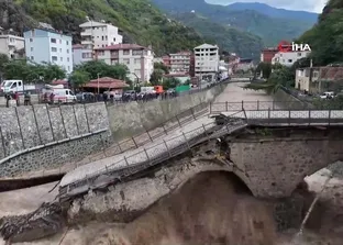 Artvin’deki sel tarihi köprüyü yıktı!