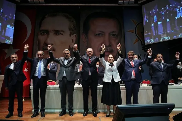 İki belediye başkanı daha AK Parti'ye katıldı! Rozetlerini Başkan Erdoğan taktı
