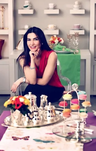 Sosyetik güzel Şirin Yalçın'dan alkış alan hareke! Simitçinin yanına gidip...