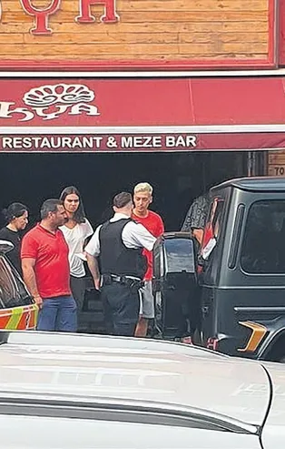 Mesut Özil ve Kolasinac Londra'da bıçaklı saldırıya uğradı