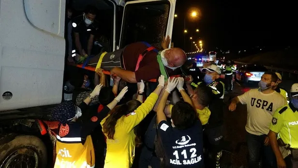 samsunda-bariyerin-saplandigi-tirda-can-pazari-1622933551875.jpeg Samsun'da bariyerin saplandığı tırda can pazarı!-3