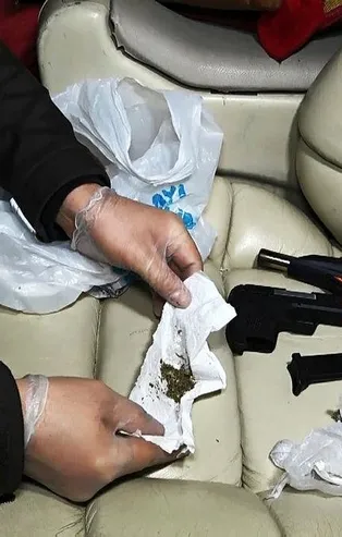 Son dakika: Eskişehir-Bursa arası VIP araçla uyuşturucu partisi! Gözaltılar var