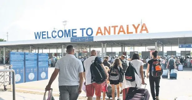 Antalya Havalimanı'nda uçak trafiği ve yolcu sayısında rekor kırıldı
