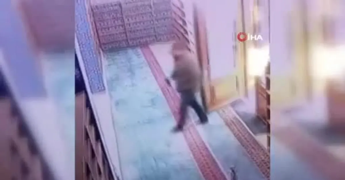 Camide alçak provokasyon: Elinde içki şişesiyle girdi sigara içti Kur'an-ı Kerim’e tekme attı! Şüpheli gözaltına alındı