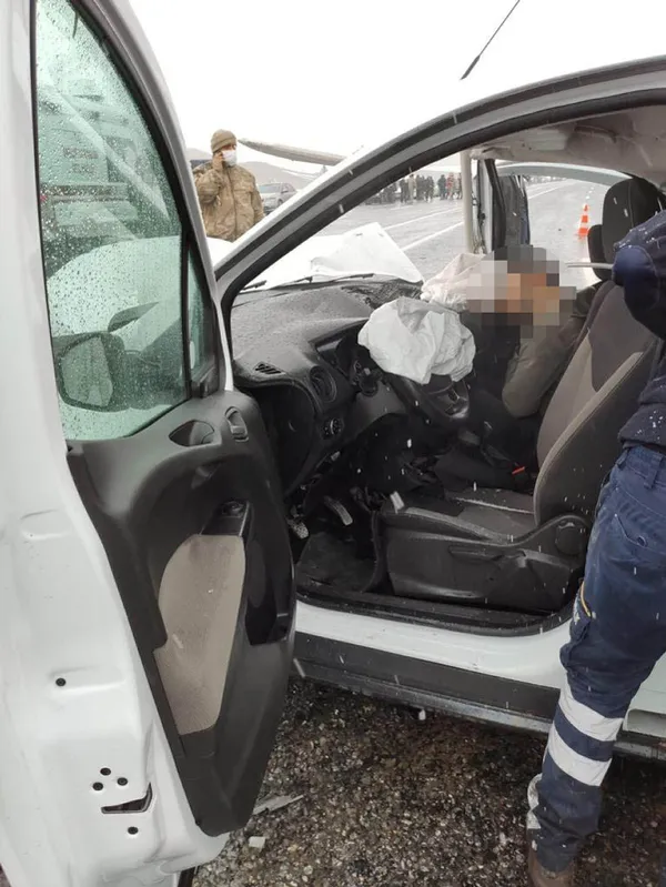 son-dakika-katliam-gibi-kaza-3-olu-7-yarali-1612530427797.jpg SON DAKİKA: Katliam gibi kaza! 3 ölü 7 yaralı-6