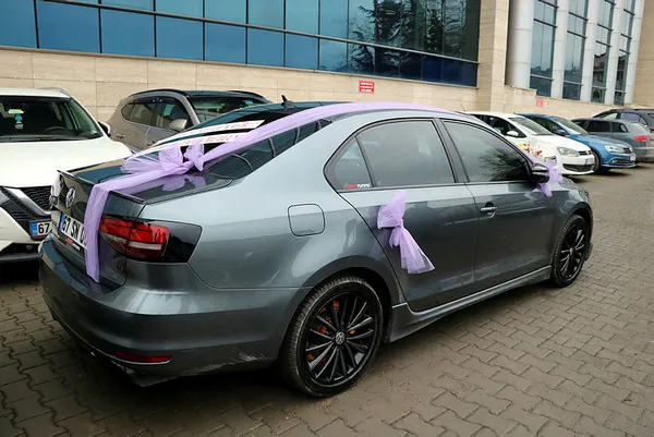 bosanma-davasina-bu-aracla-geldi-goren-telefona-sarildi-1608816192832.jpg Boşanma davasına bu araçla geldi! Gören telefona sarıldı-4