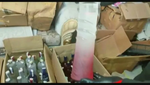 yilbasi-oncesi-buyuk-operasyon-istanbulda-binlerce-litre-sahte-icki-ele-gecirildi-1672207774960.jpeg Yılbaşı öncesi büyük operasyon! İstanbul'da binlerce litre sahte içki ele geçirildi-2