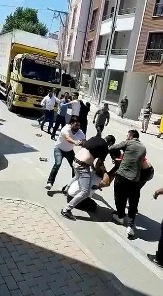 Bursa'da taşlı sopalı beşik kertmesi kavgası kamerada: 9 yaralı, 18 gözaltı