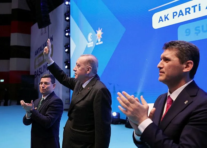 Başkan Erdoğan, AK Parti'nin Antalya Büyükşehir Belediye Başkan adayı Hakan Tütüncü (solda) ve AK Parti Antalya İl Başkanı Ali Çetin (sağda) ile birlikte partilileri selamladı.
