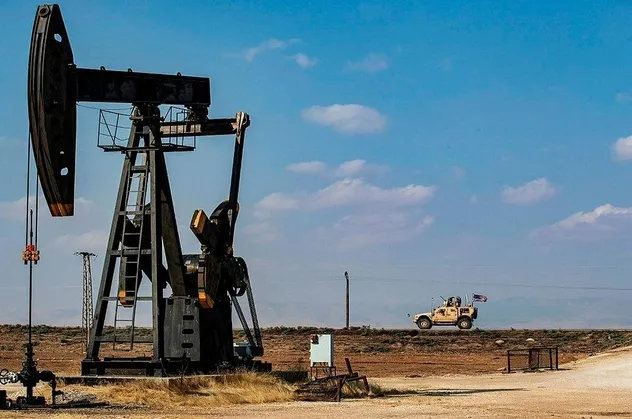 ABD, Suriye’de petrol sahalarına takviye güç olarak en az 30 tırdan oluşan askeri konvoy gönderdi