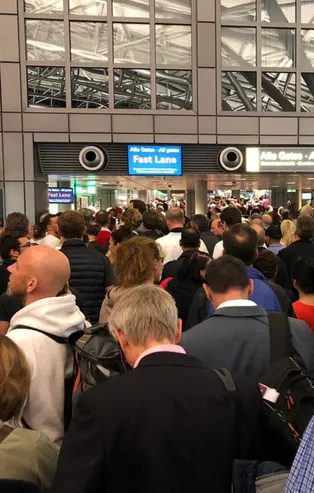 Hamburg Havalimanı'nda güvenlik alarmı! O anlar kamerada