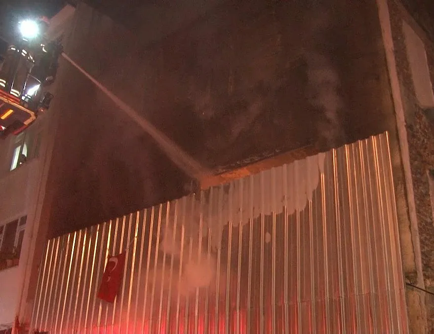 Şişli’de evsizlerin kaldığı metruk bina alev alev yandı