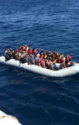 Sahil güvenlik Suriyeli bebeği kurtardı