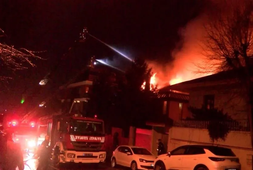 Üsküdar’da lüks villa alev alev yandı