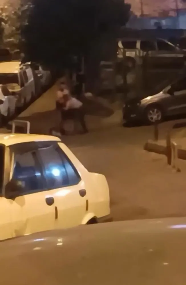 1718871743380.jpeg İstanbul'da aldatma kavgası! Sevgilisinin kıyafetini parçaladı-4