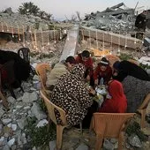 Gazzeliler katil İsrail’in bombaladığı evlerinin enkazı üstünde ilk iftarını yaptı! Soykırımcı kirli aşiret planı: Amaç kaos oluşturmak
