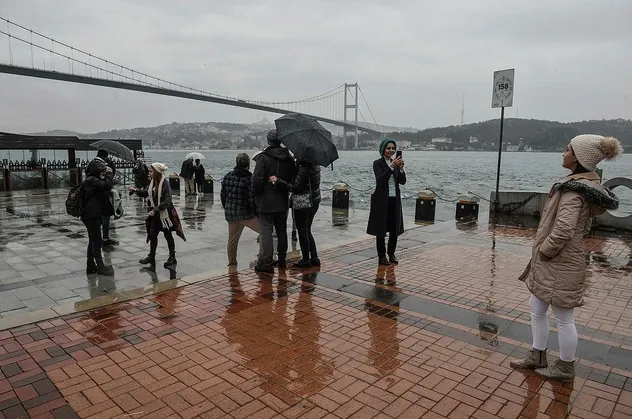 Ortaköy'de turist yoğunluğu! Yağmura rağmen İstanbul'un tadını çıkardılar