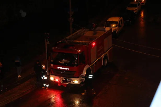 gaziantepte-saganak-sele-donustu-araclar-suda-kaldi-1571604606302.jpg Gaziantep'te sağanak sele dönüştü, araçlar suda kaldı-4