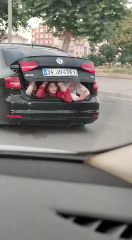 konyada-skandal-goruntuler-3-cocugunu-otomobilin-bagajinda-tasidi-1627037579659.jpg Konya'da skandal görüntüler! 3 çocuğunu otomobilin bagajında taşıdı-4