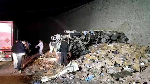 Son dakika: Erzurum'da facianın eşiğinden dönüldü: Dinamit yüklü kamyon devrilmesi sonucu 2 kişi hayatını kaybetti-1