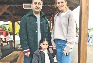 Onur Buldu ailesiyle AVM’de! Yılbaşı turunda keyifli anlar yaşandı