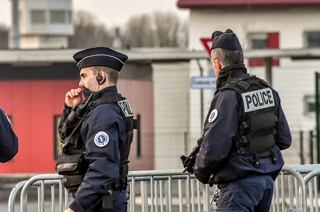 Fransa'da rehine krizi! 4 kişiyi rehin aldı