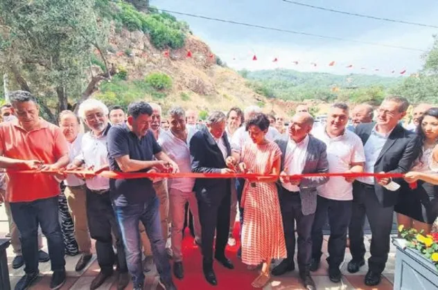 Hükümetin Türkiye’nin çehresini değiştiren projelerine savaş açan CHP, Çanakkale'de kaçak plaj açılışı yaptı