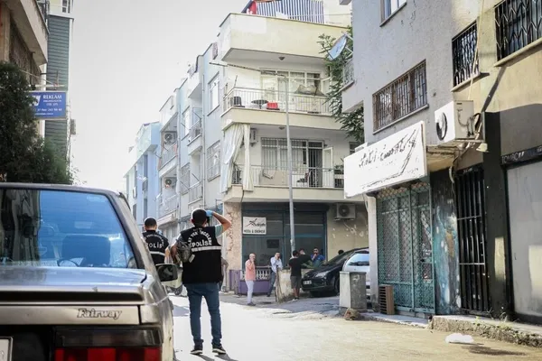 antalyada-ozel-harekat-polisleri-alarma-gecti-annesinin-boynuna-bicak-dayayip-rehin-aldi-kacmasam-bogazimi-kes-1695227497244.jpeg