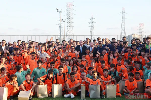 Başkan Erdoğan geleceğin yıldızlarını futbol akademisinde ziyaret etti - 8