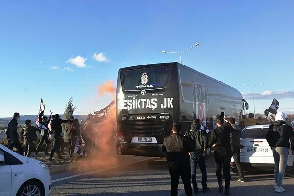 besiktas-kafilesine-malatyada-coskulu-karsilama-mesaleler-yalip-cicekler-verdiler-1614611358716.jpeg Beşiktaş kafilesine Malatya'da coşkulu karşılama! Meşaleler yakıp, çiçekler verdiler...-3
