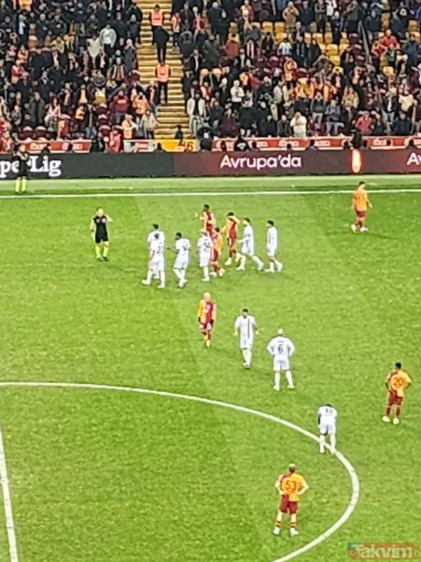 İki Oyuncuda Bu Poziyonun Ardından Sarı Kart Gördü. Takvim.Com.Tr O Anları Görüntüledi.