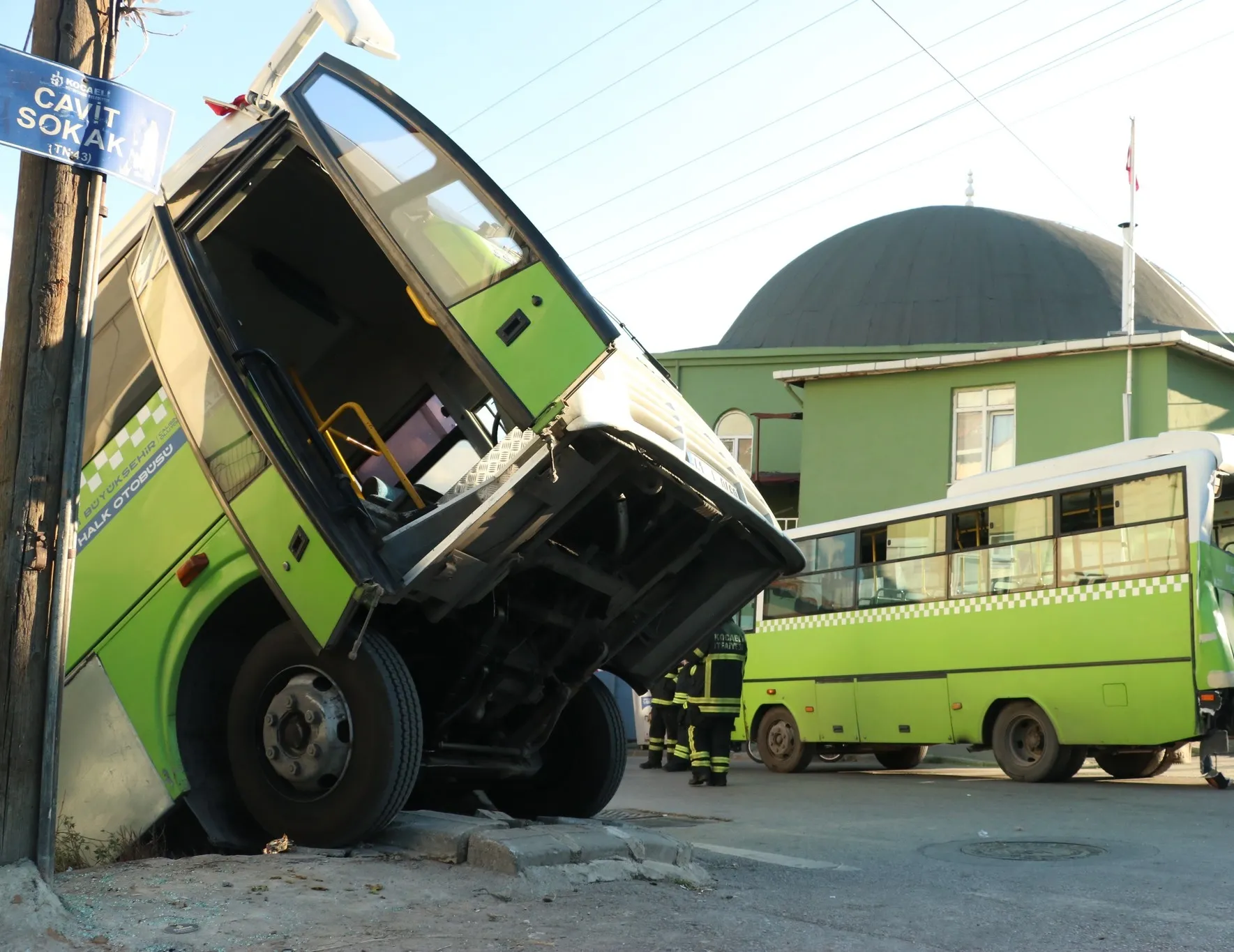 Yolcu dolu otobüs bahçe duvarından uçtu